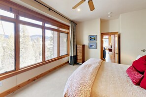 5 bedrooms, free Internet, bed sheets