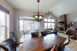 Flachbildfernseher, Kamin, DVD-Player, Bücher