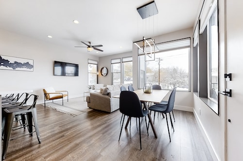 Sparkling new-build near downtown & ski resort - amazing views, WiFi, W/D