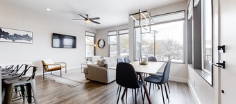 Sparkling new-build near downtown & ski resort - amazing views, WiFi, W/D