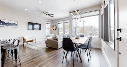 Sparkling new-build near downtown & ski resort - amazing views, WiFi, W/D