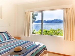 3 bedrooms, bed sheets - Sunset Cottage right on the beach. (Marlborough)