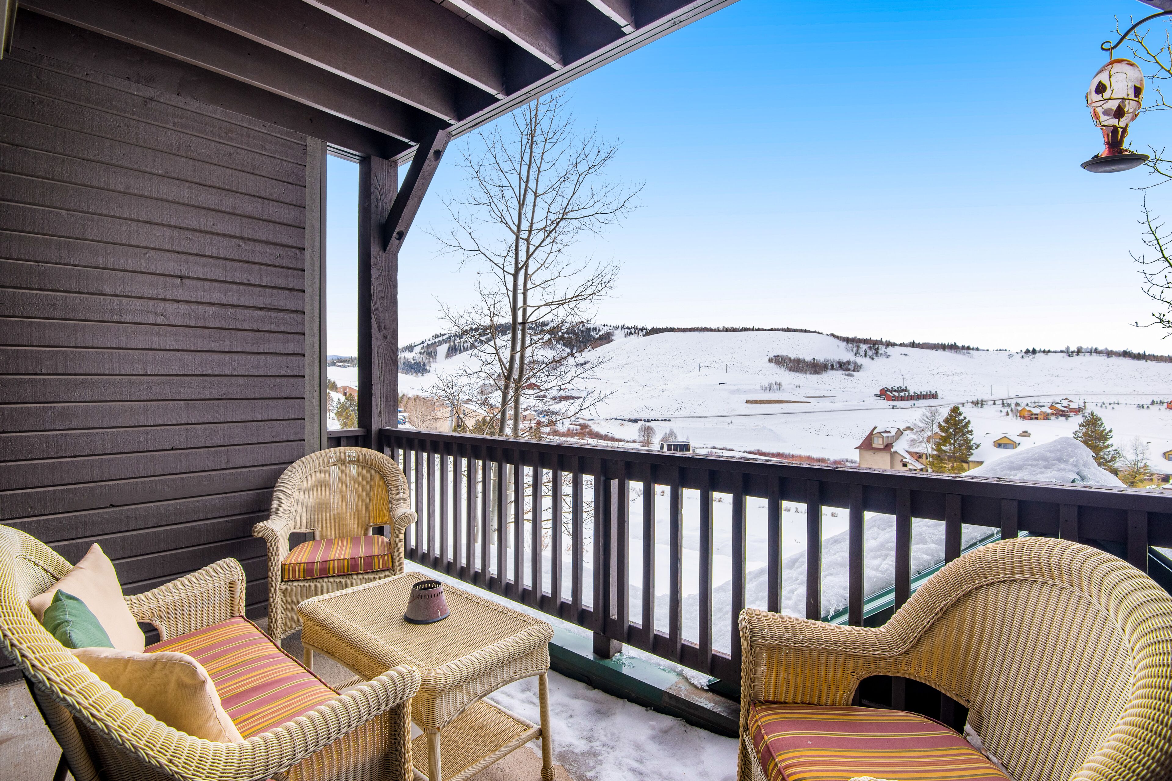 Quaint home with rustic touches - pool & hot tub acesss, fireplace, & W/D