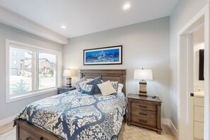 4 bedrooms, internet, bed sheets - Bright and Modern House w/Free WiFi, Private Washer & Dryer, & Patio (Steamboat Springs)