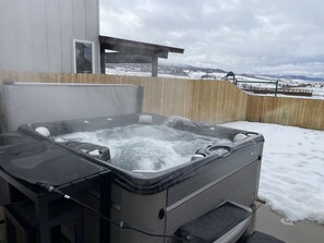 Outdoor spa tub - Bright and Modern House w/Free WiFi, Private Washer & Dryer, & Patio (Steamboat Springs)