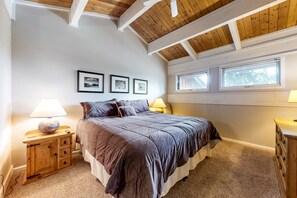 3 habitaciones, tabla de planchar con plancha, internet y ropa de cama 