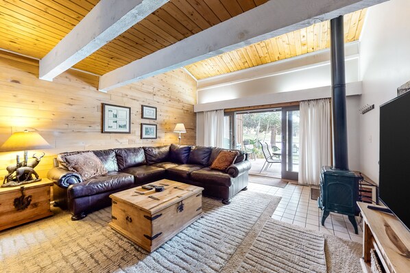 Televisión, chimenea, reproductor de DVD y futbolito 