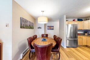 Dining - Beautiful mountain condo near ski lifts with 2 decks, 2 hot tubs & heated garage (Steamboat Springs)