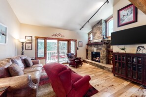 Televisión, chimenea, libros y estéreo 