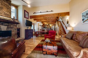 Televisión, chimenea, libros y estéreo 