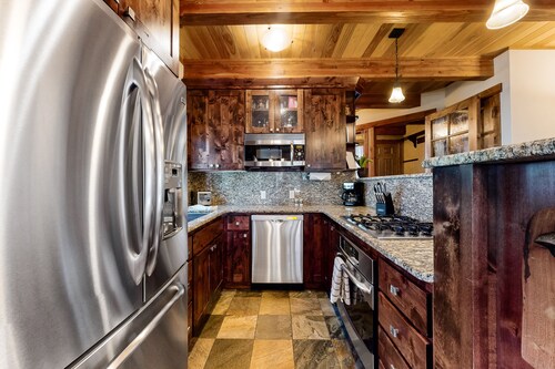 Wonderful condo close to lifts w/ deck, full kitchen, fireplace, & washer/dryer