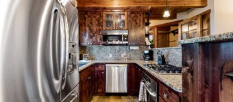 Wonderful condo close to lifts w/ deck, full kitchen, fireplace, & washer/dryer