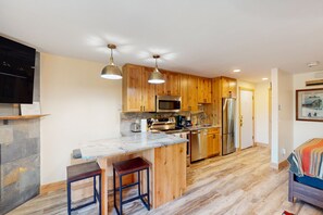 Fridge, microwave, oven, stovetop - Beautiful studio close to Thunderhead Lift w/shared pool & hot tub, WiFi, deck (Steamboat Springs)