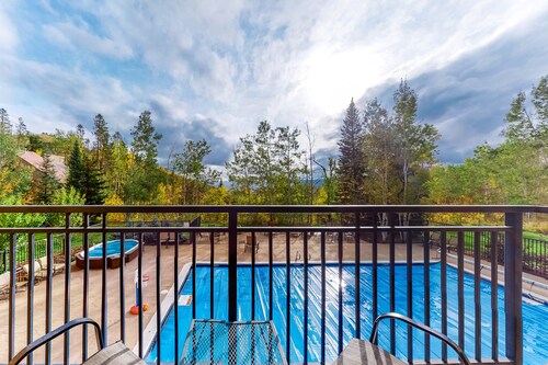 Beautiful studio close to Thunderhead Lift w/shared pool & hot tub, WiFi, deck