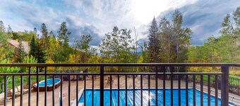Beautiful studio close to Thunderhead Lift w/shared pool & hot tub, WiFi, deck