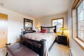 2 bedrooms, desk, iron/ironing board, free Internet