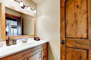 Hair dryer, towels - Beautiful Steamboat home near the lifts with year-round hot tub & private W/D (Steamboat Springs)