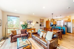 Televisión de pantalla plana, chimenea, reproductor de DVD y libros 