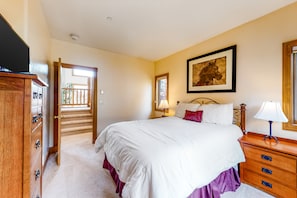 4 bedrooms, WiFi, bed sheets - Mountain-view townhouse near skiing with pool, hot tub, tennis, & gas fireplace (Steamboat Springs)