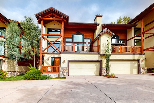 Exterior - Mountain-view townhouse near skiing with pool, hot tub, tennis, & gas fireplace (Steamboat Springs)