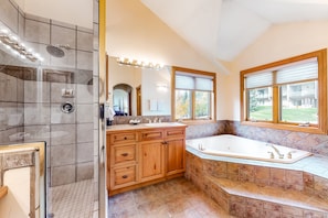 Hair dryer, towels - Mountain-view townhouse near skiing with pool, hot tub, tennis, & gas fireplace (Steamboat Springs)