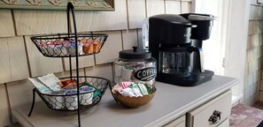 Mikrowelle, Geschirrspüler, Wasserkocher mit Kaffee-/Teezubehör