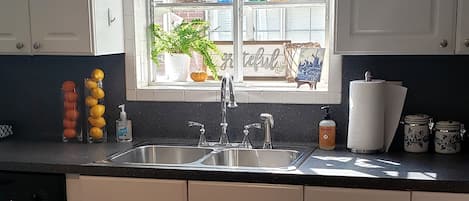 Microondas, lavavajillas, cafetera o tetera y utensilios de cocina