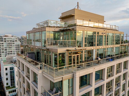 Executive Luxury Suite - Everything's Just Down The Street Suite! 