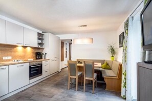 Fridge, microwave, oven, stovetop - Apartment 'Sabrina Rotpleiskopf' with Mountain View, Balcony and Wi-Fi (See)