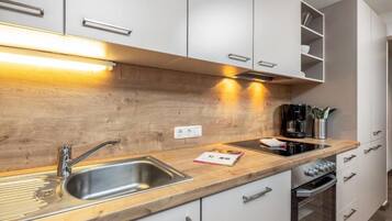 Refrigerador, microondas, horno, placa de cocina