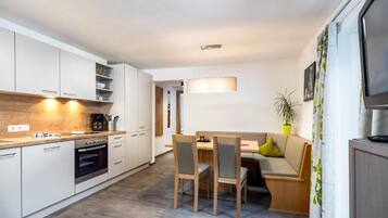 冷蔵庫、電子レンジ、オーブン、コンロ