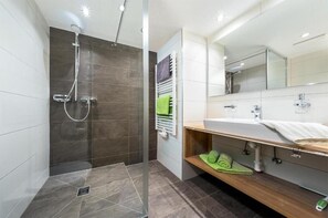 Dusche, Haartrockner, Handtücher