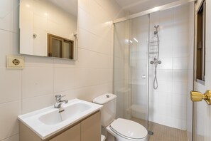 Bathtub, hair dryer, towels