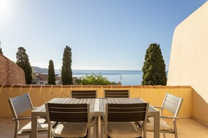 Outdoor dining - Apartment "Los Girasoles" with Sea View, Wi-Fi & Terrace (La Herradura)