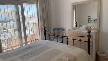 4 bedrooms, iron/ironing board, free WiFi, bed sheets