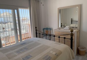 4 slaapkamers, een strijkplank/strijkijzer, gratis wifi, beddengoed