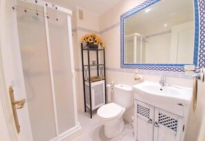 A bathroom with a shower, toilet, sink, and a mirror. - Apartment "Oasis" Near the Beach with Sea View, Pool, Wi-Fi & Terrace (La Herradura)