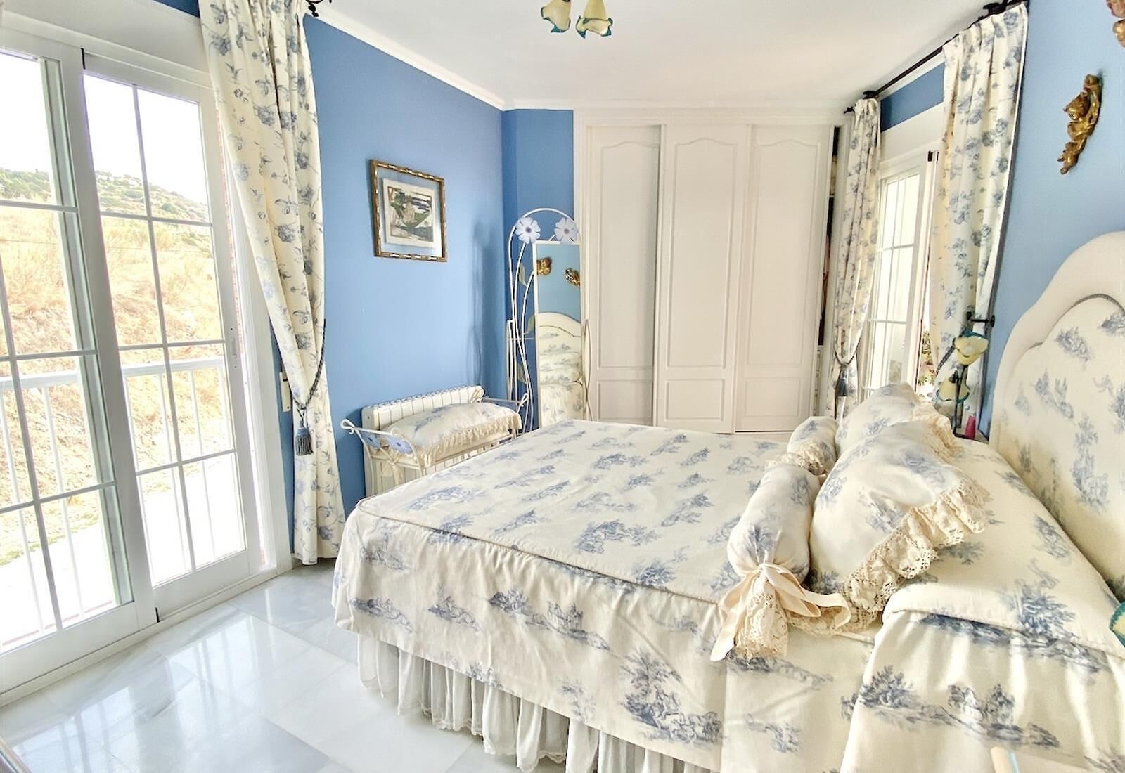 3 slaapkamers, een strijkplank/strijkijzer, gratis wifi, beddengoed