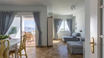 Una televisión, un reproductor estéreo