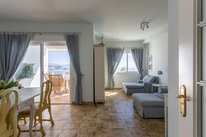 TV, stereo - Holiday Home 'Sara' with Sea View, Wi-Fi and Air Conditioning (La Herradura)