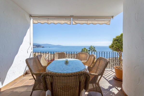 Outdoor dining - Holiday Home 'Sara' with Sea View, Wi-Fi and Air Conditioning (La Herradura)