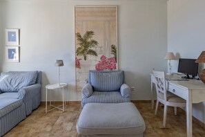 TV, stereo - Holiday Home 'Sara' with Sea View, Wi-Fi and Air Conditioning (La Herradura)