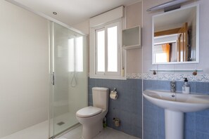 Badewanne, Haartrockner, Handtücher