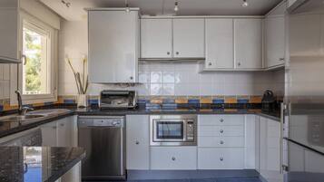 Refrigerador, microondas, horno y parrilla de estufa