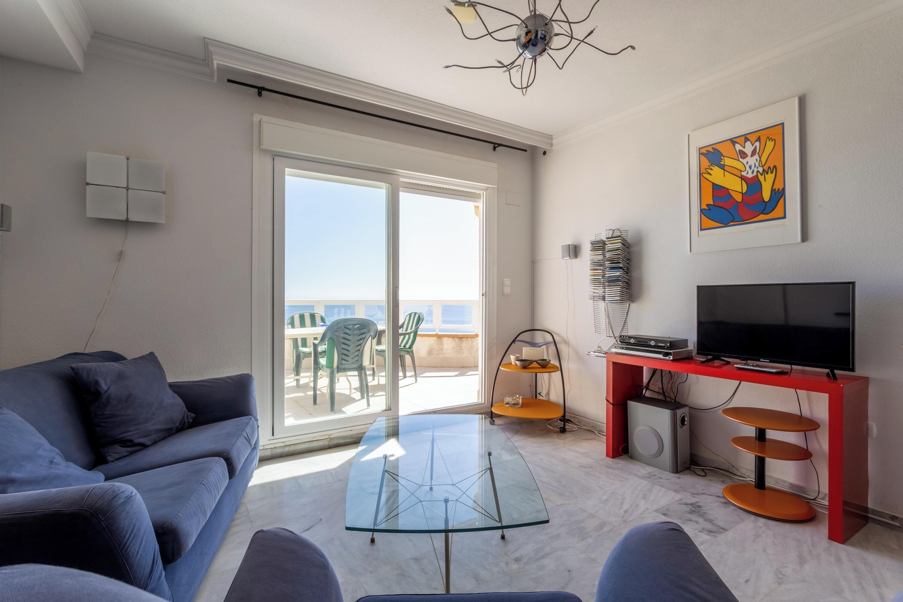 Een televisie en een stereo