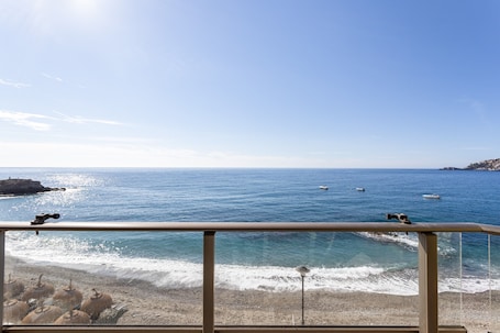 On the beach. Apartment "Carla" with Sea View, Wi-Fi and Balcony