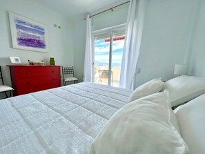 2 bedrooms, iron/ironing board, free WiFi, bed sheets - Apartment "Apartamento Cielo Azul" with Sea View, Pool, Wi-Fi, A/C & Terrace (La Herradura)