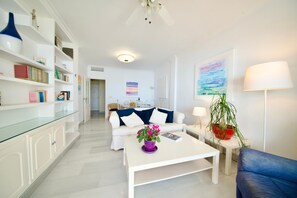 TV - Apartment "Apartamento Cielo Azul" with Sea View, Pool, Wi-Fi, A/C & Terrace (La Herradura)