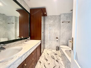 Bathtub, hair dryer, towels - Apartment "Apartamento Cielo Azul" with Sea View, Pool, Wi-Fi, A/C & Terrace (La Herradura)