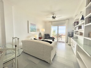 TV - Apartment "Apartamento Cielo Azul" with Sea View, Pool, Wi-Fi, A/C & Terrace (La Herradura)